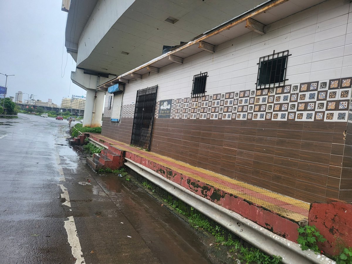 SandeepShukla4U's tweet image. At Bandra Reclamation, on the road going from Bandra to Worli, the public toilet built under the east-to-west bridge has been shut down. Drug addicts have turned it into their den, and now people are being forced to urinate in the open.&quot; @mybmc @ShelarAshish @CMOMaharashtra