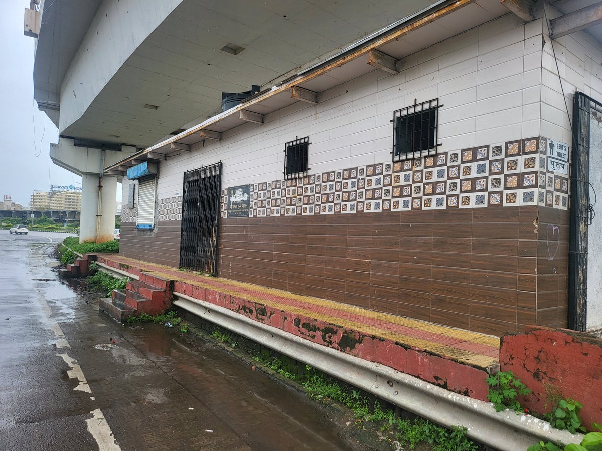 SandeepShukla4U's tweet image. At Bandra Reclamation, on the road going from Bandra to Worli, the public toilet built under the east-to-west bridge has been shut down. Drug addicts have turned it into their den, and now people are being forced to urinate in the open.&quot; @mybmc @ShelarAshish @CMOMaharashtra