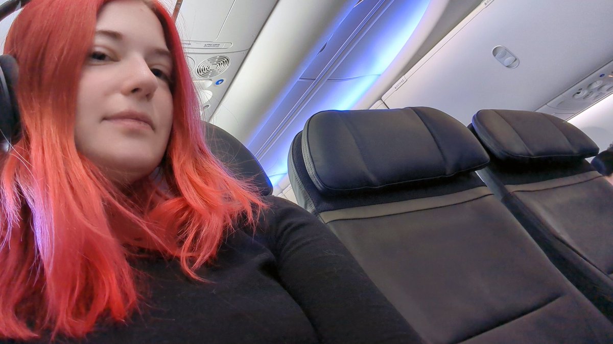 Had a row to myself till a couple gave up the exit row to sit here?? 
Anyways otw to evo! Can't wait to see everyone ♥️