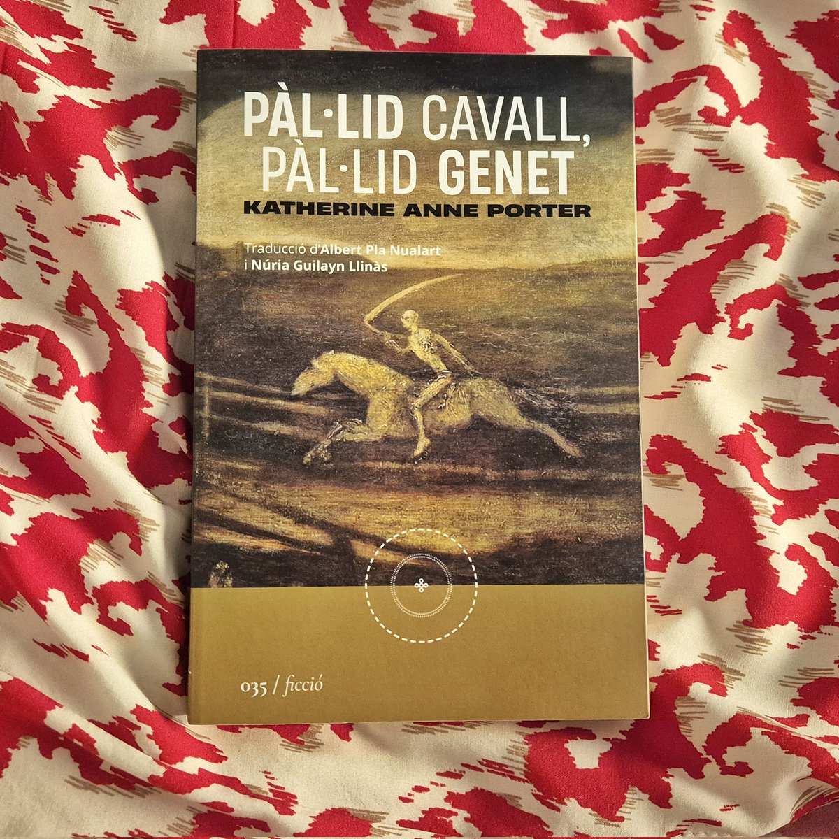 PÀL·LID CAVALL, PÀL·LID GENET. -K. Anne Porter-
Tres contes breus intensos conformen aquest llibre on els protagonistes són posats a prova en entorns i situacions que no deixen indiferent. Històries solides que certifiquen la vàlua de l'autora.