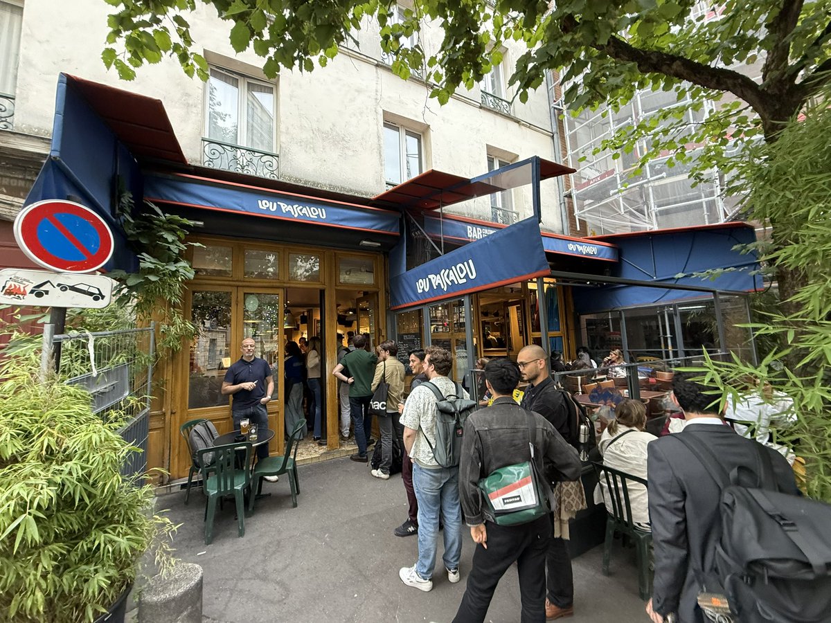 francoisdenat's tweet photo. Grosse affluence pour la séance de dédicaces de Merci Paris par Monseigneur @pgoguet au Lou Pascalou. https://t.co/DM6xAZzo1v