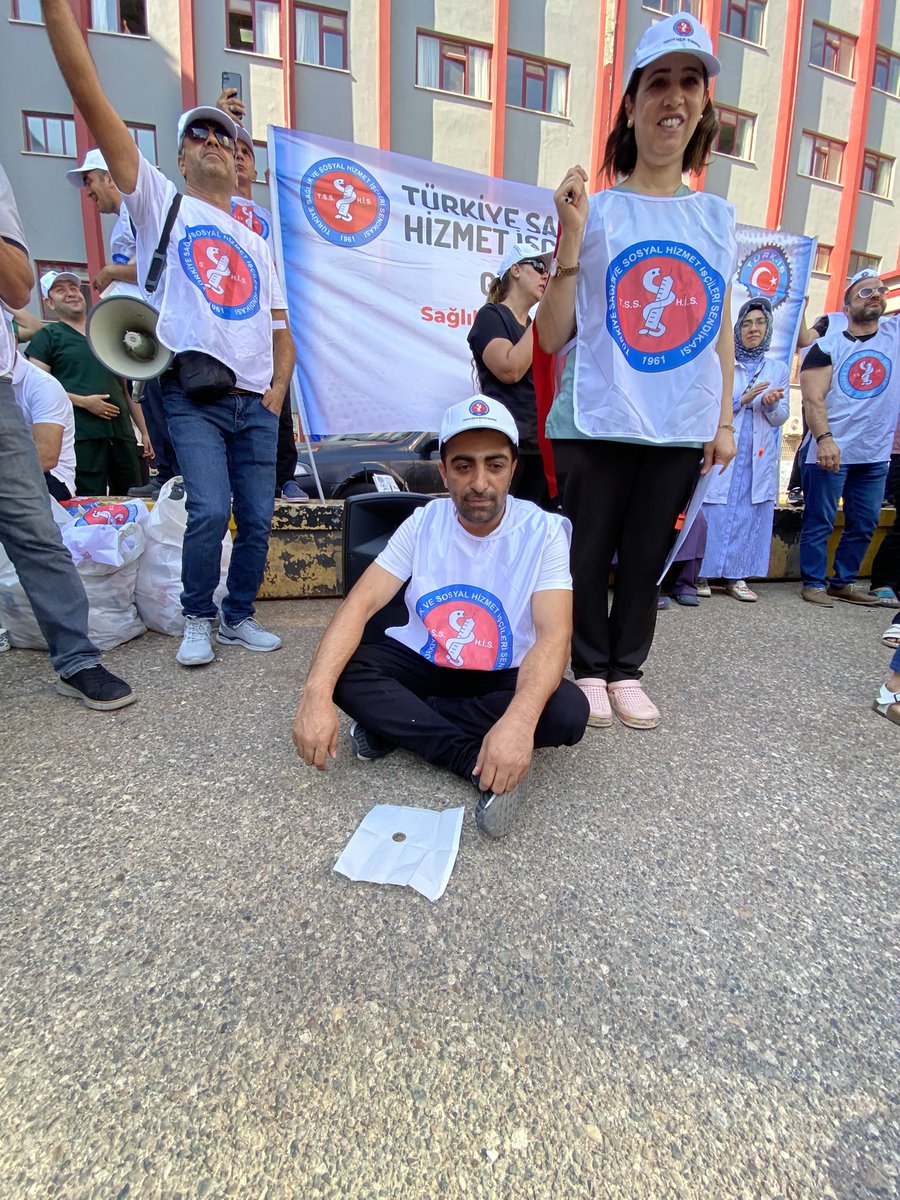 #Hükümetişçiyibitirdi
Yeter artık
<a href="/tcbestepe/">T.C. Cumhurbaşkanlığı</a> 
<a href="/csgbakanligi/">T.C. Çalışma ve Sosyal Güvenlik Bakanlığı</a>