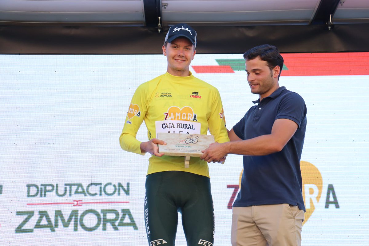 #VueltaProvinciaZamora25
🟡 ¡NUEVO líder de la clasificación general!
🚴🏻‍♂️ Sergio Geerlings (<a href="/FilialCajaRural/">Caja Rural-Alea</a>)