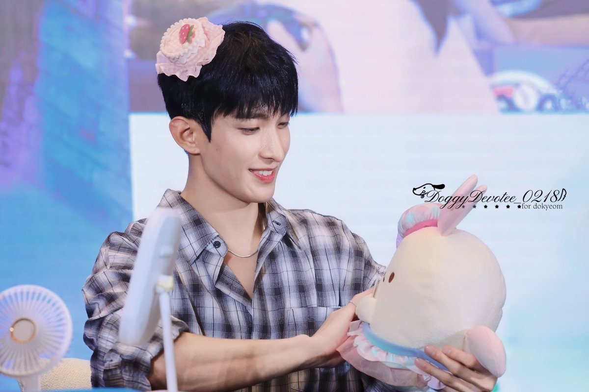 DoggyDevotee218's tweet photo. 250729
YZY shanghai

아이돌을 꿈꾸는 왕새우 덴푸라는 아이돌이 돼서 인기가 있으면 잡아먹을 수 있겠다... ？
근데 도겸이였으면 제일 먼저 먹혔을걸 ⌯˃~˂⌯

#도겸 #이석민 
#ドギョム #DOKYEOM 
#세븐틴 #SEVENTEEN
@pledis_17 https://t.co/mQlgqREkeZ