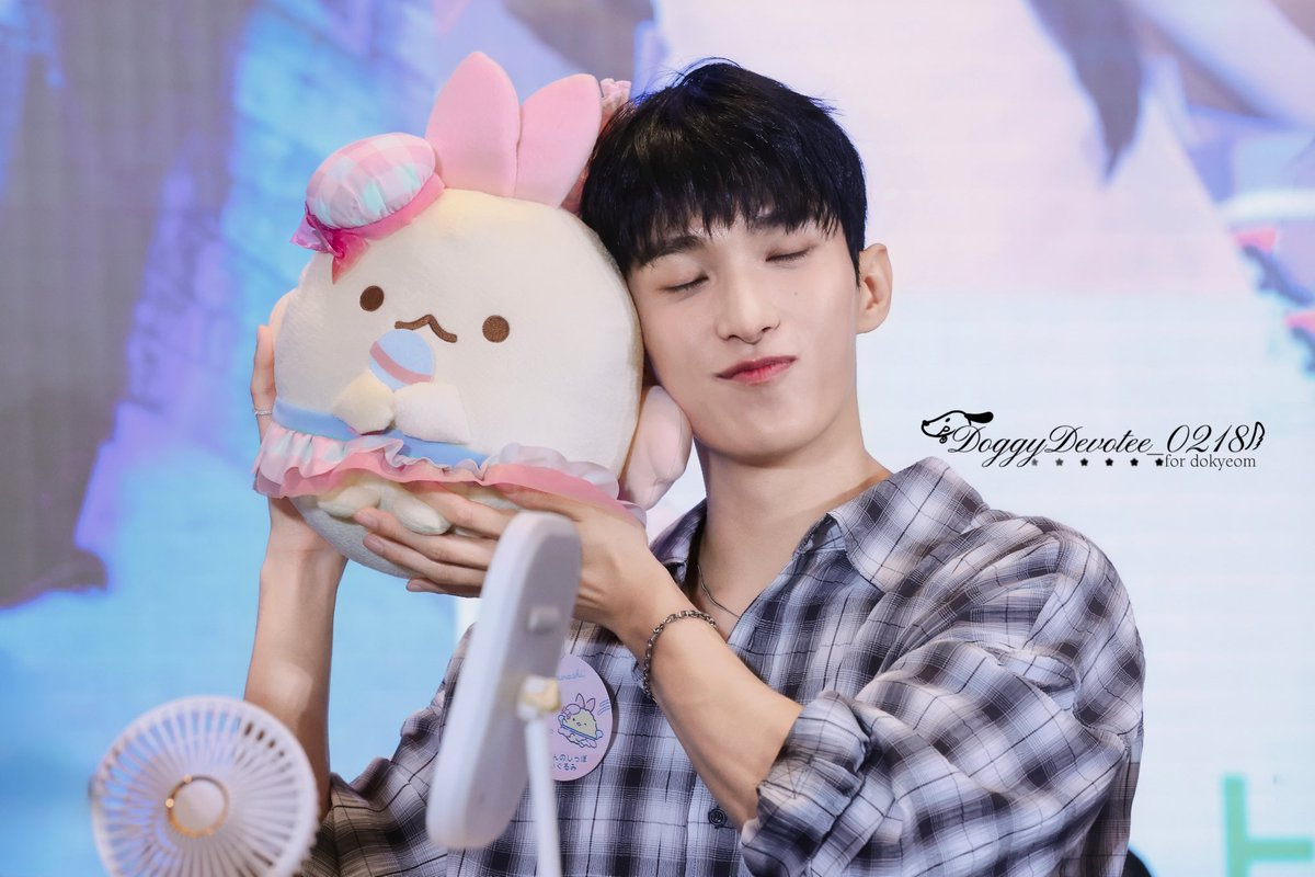 250729
YZY shanghai

아이돌을 꿈꾸는 왕새우 덴푸라는 아이돌이 돼서 인기가 있으면 잡아먹을 수 있겠다... ？
근데 도겸이였으면 제일 먼저 먹혔을걸 ⌯˃~˂⌯

#도겸 #이석민 
#ドギョム #DOKYEOM 
#세븐틴 #SEVENTEEN
<a href="/pledis_17/">세븐틴(SEVENTEEN)</a>