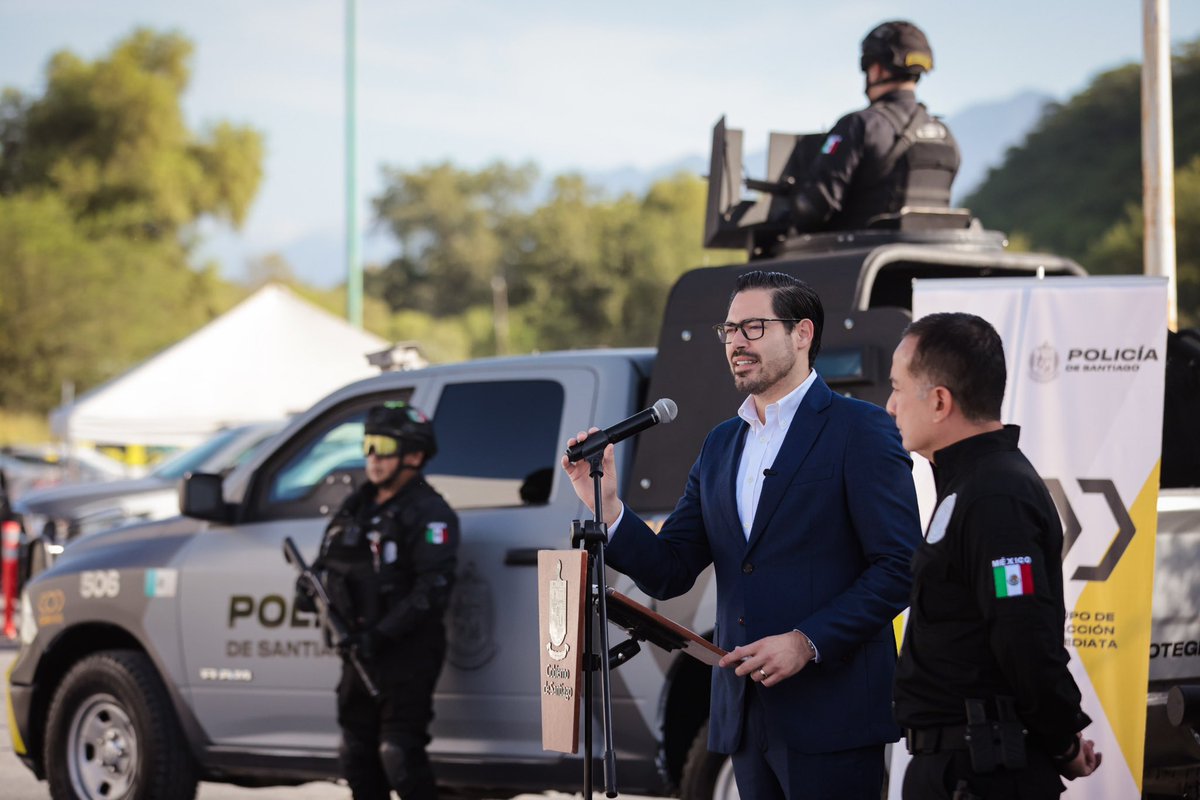 stgogob's tweet photo. Comprometidos con la seguridad de los santiaguenses, hoy el alcalde David de la Peña entregó a la Secretaría de Seguridad Pública una unidad #BlackMamba. 

¡Seguimos trabajando por tu seguridad! https://t.co/gfEX3T9RJD