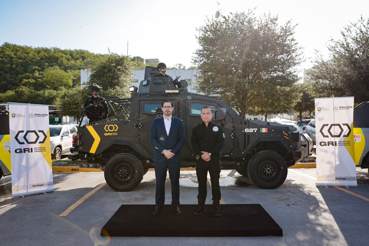 stgogob's tweet photo. Comprometidos con la seguridad de los santiaguenses, hoy el alcalde David de la Peña entregó a la Secretaría de Seguridad Pública una unidad #BlackMamba. 

¡Seguimos trabajando por tu seguridad! https://t.co/gfEX3T9RJD