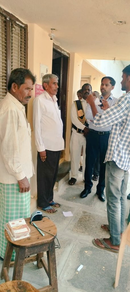 aclbjangaon's tweet photo. Hon’ble Addl. Collector (LB) Sri Pinkesh Kumar, IAS, sir inspected Devaruppula Post Office to review the implementation of the facial recognition system for Cheyutha pension disbursement. #Cheyutha @Collector_JGN @TelanganaCMO @TelanganaCS @IPRTelangana @airnews_hyd https://t.co/rvwp1GyE5F