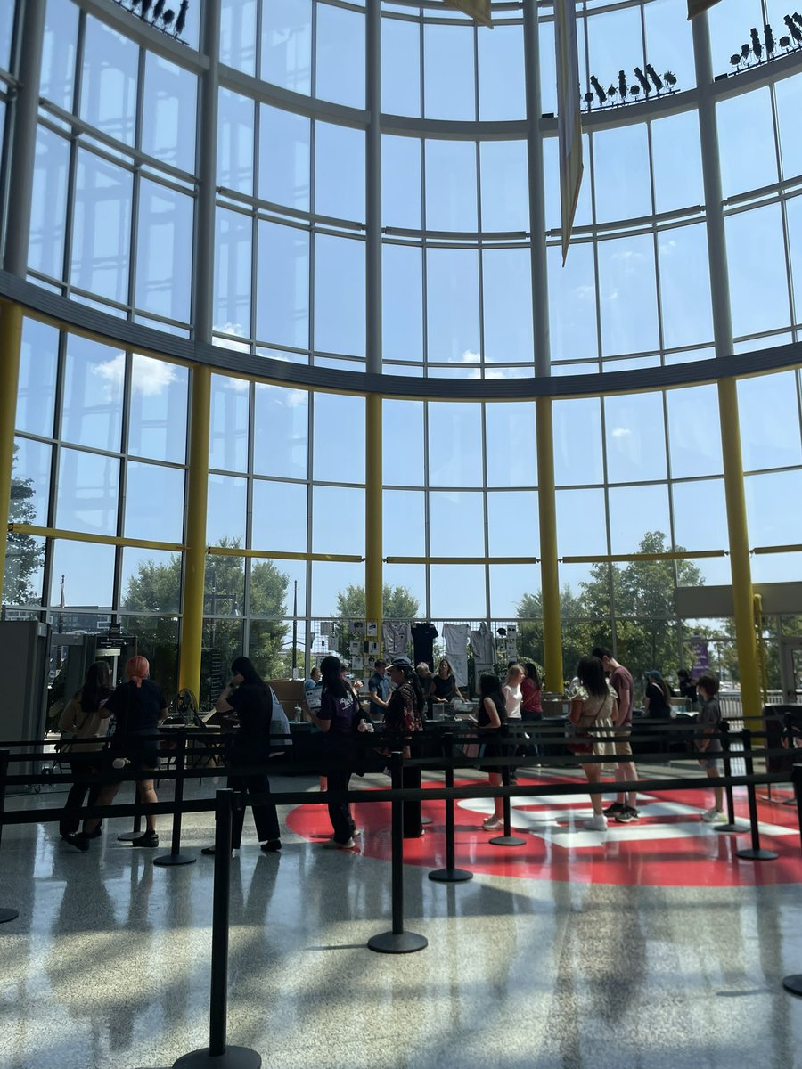 0613bun's tweet photo. Merch situation at almost 2PM 

Everything still in stock. 
Guitar pin limit: 1 per person 
 
Maybe 10 people on line - moves very quickly.  Friendliest merch staff I’ve ever seen. 

#RUNSEOKJIN_epTOUR_Newark https://t.co/e80ty8Q3Pl