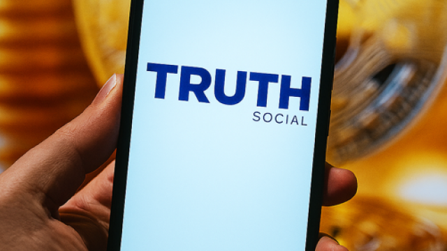 CoinMarketCap's tweet image. 🚨 CMC News: Truth Social $BTC ETF Decision Delayed Until September by SEC.

🔗 bit.ly/4591cI1