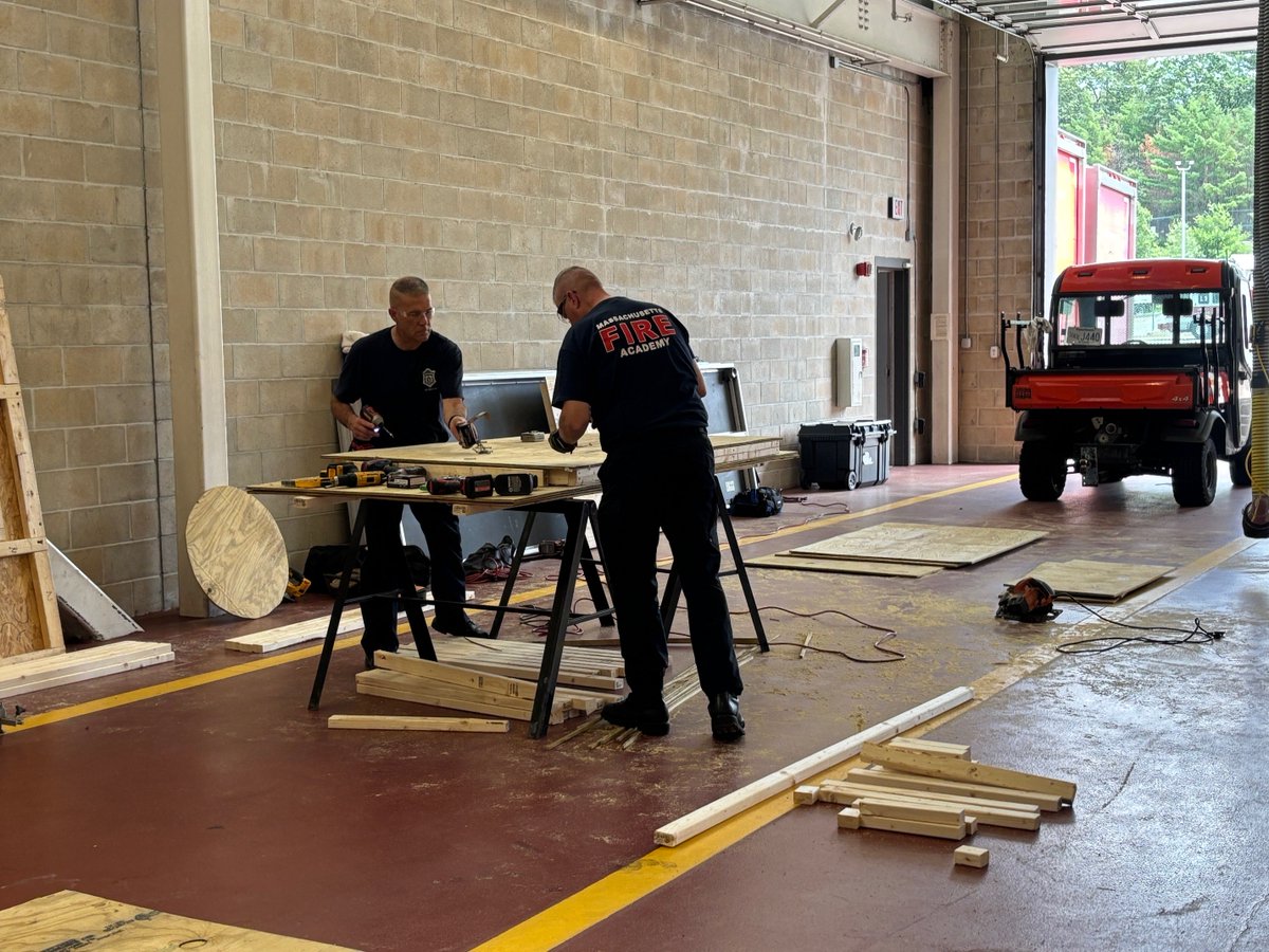 MassDFS's tweet image. #TechRescue Tuesday: The Mass Fire Academy&apos;s Technical Rescue Group recently spent a scorching summer day rehabbing the Confined Space Training Trailer. They cleaned, replaced, &amp;amp; relabeled new &amp;amp; existing tools to support the course curriculum that we deliver across Massachusetts.
