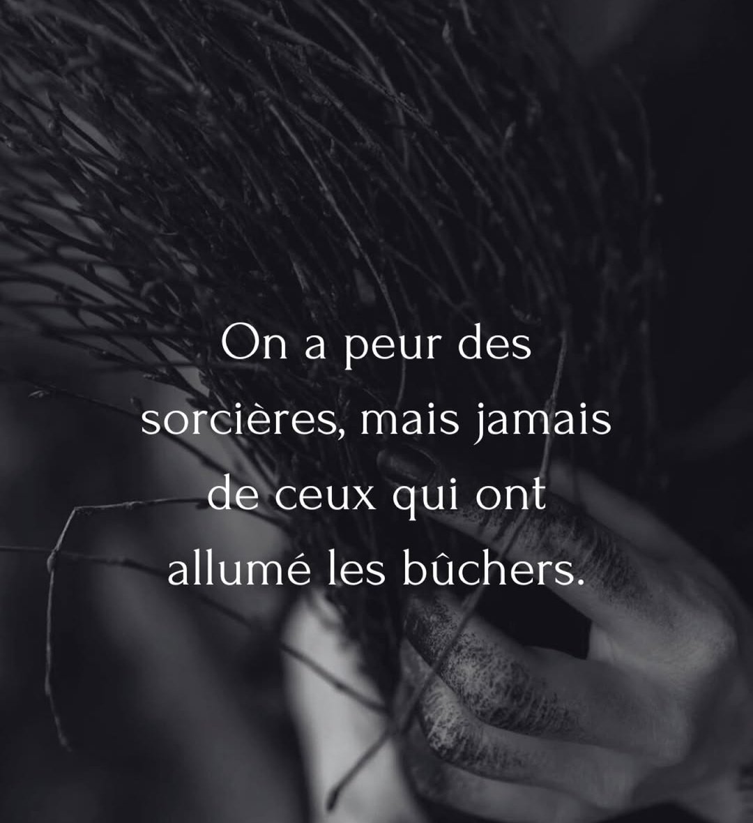 Depuis la nuit des temps les femmes sont pointées du doigts en cachant le véritable problème : les hommes cis. La violence est partout là où les hommes cis se trouve.