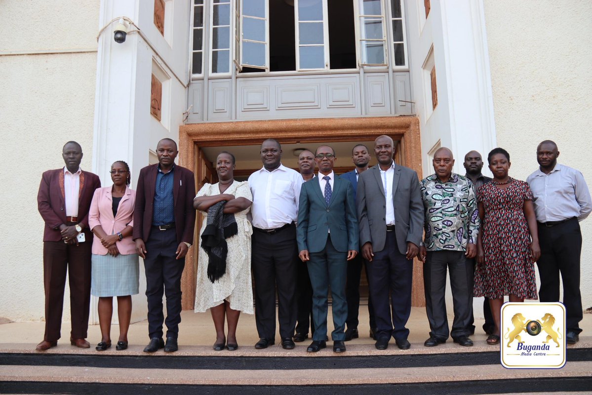 Olukiiko olw'ekenneenya enkola y'emirimu mu Masaza ga Buganda nga lukulemberwa Mw.Geoffrey Male Busuulwa era n'amyukibwa Dr. Geoffrey Sseruwu, lumalirizza emirimu ne lunkwasa ebyavudde mu kukebera emirimu. Neebazizza nnyo Olukiiko lwonna olw'obuwereza obulungi eri Obwakabaka