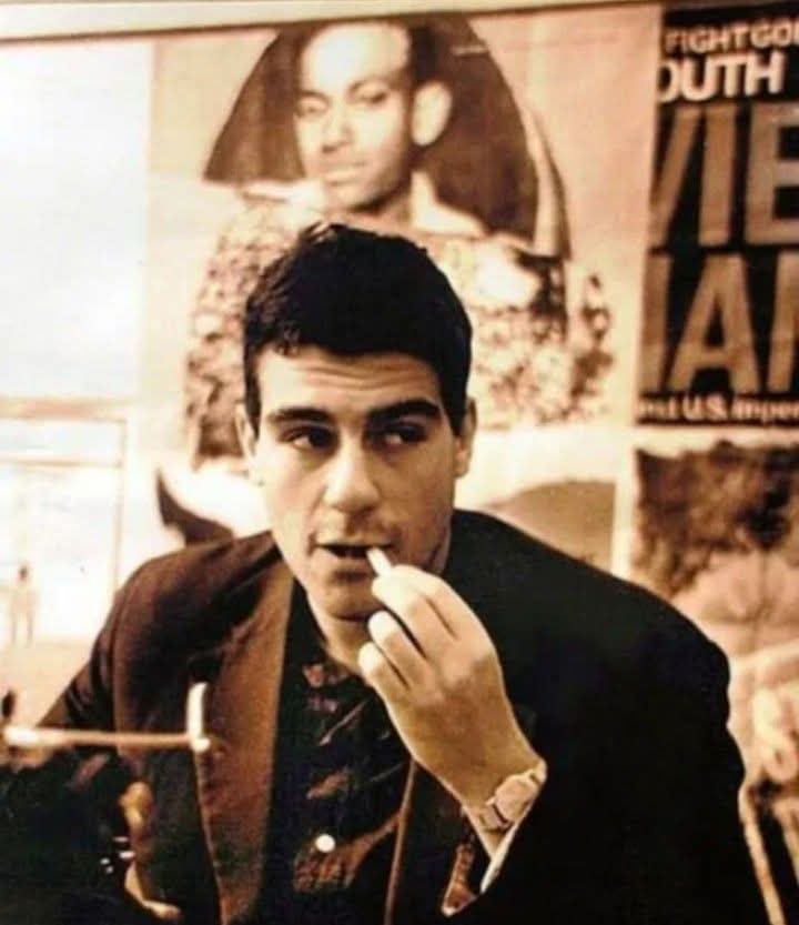 " Ne postoji veća tragedija za čovjeka nego potpuni nedostatak karaktera "

Sergej Dovlatov (41-90)

Nobelovac Josif Brodski je rekao:
" Dovlatov je jedini ruski pisac čija će sva djela biti čitana van Rusije ",
a sam Dovlatov kaže-Moguće je osjećati strahopoštovanje pred 1/2