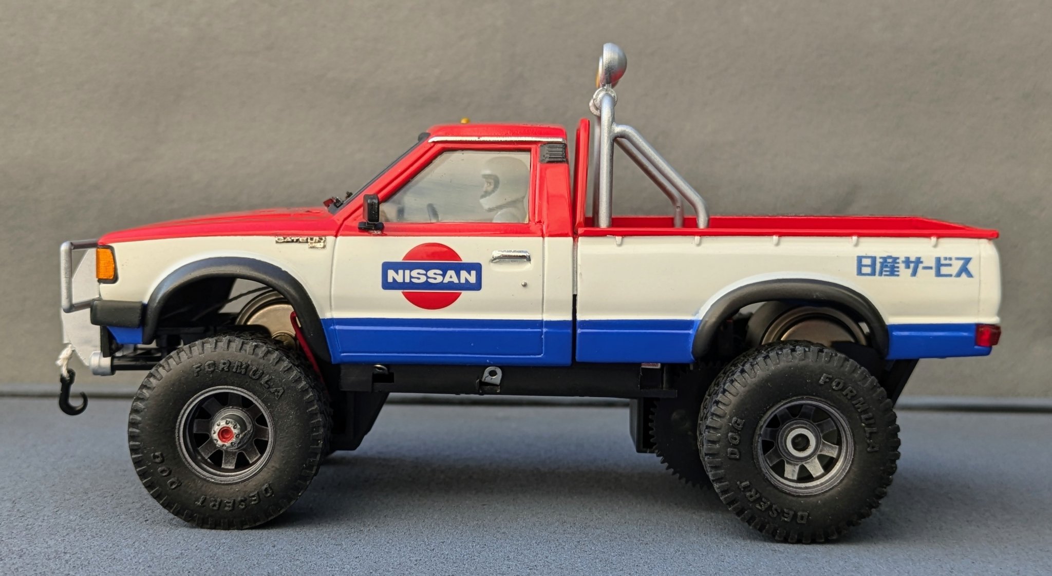 アオシマ ダットサントラック バルーンタイヤ 4WD ウィンチ可動