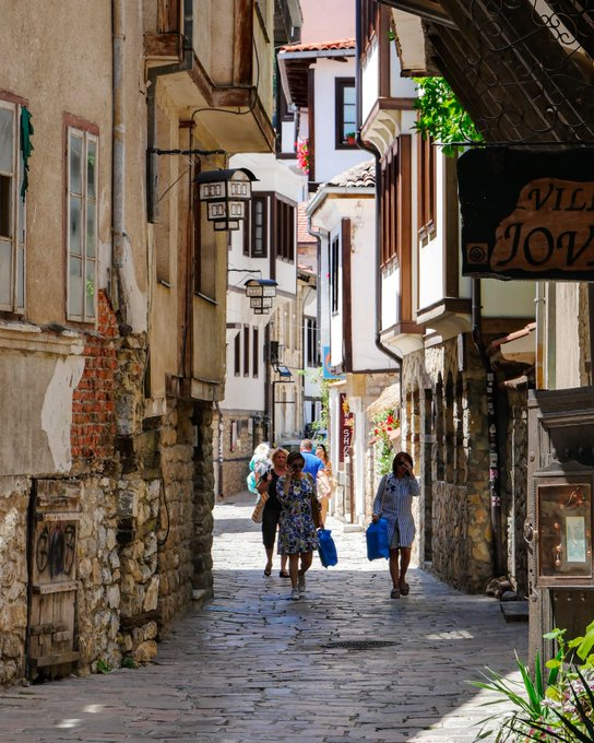 Mustafa Kemal, aslen Makedon, atası olduğu Türkiye'de 35 milyon Kürdün dili yasaklıyken bakın 2 milyonluk Makedonya'da konuşulan resmi diller: Makedonca: yaklaşık %65
Arnavutça: İkinci en büyük dil, resmi statüye sahip (nüfusun yaklaşık %25’i)
Türkçe: Türk azınlık tarafından