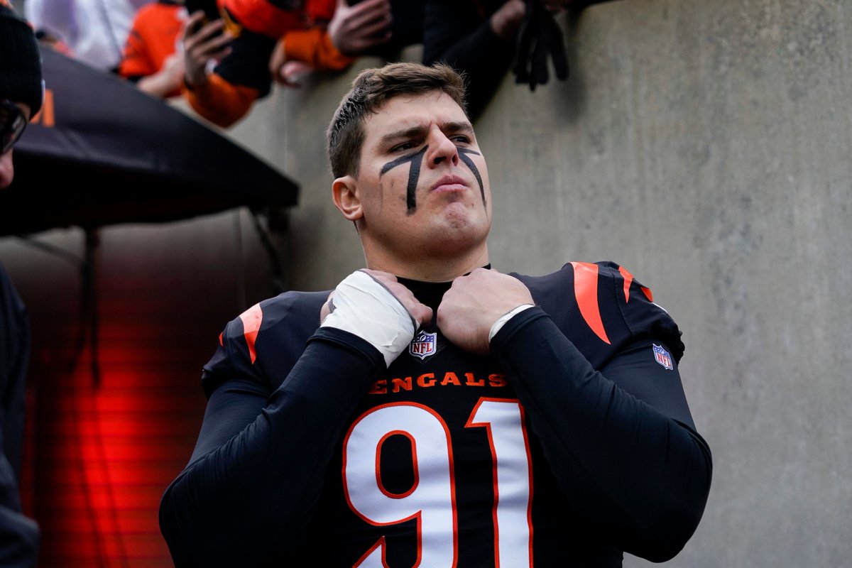 Cincinnati π (@cincyproblems) on Twitter photo BREAKING: #Bengals DE Trey Hendrickson is planning to end his holdout and report to training camp on Wednesday, per <a href="/TomPelissero/">Tom Pelissero</a>.
No new deal yet.. but intending to show up, stop the fines, and continue negotiations. BREAKING: #Bengals DE Trey Hendrickson is planning to end his holdout and report to training camp on Wednesday, per <a href="/TomPelissero/">Tom Pelissero</a>.
No new deal yet.. but intending to show up, stop the fines, and continue negotiations.