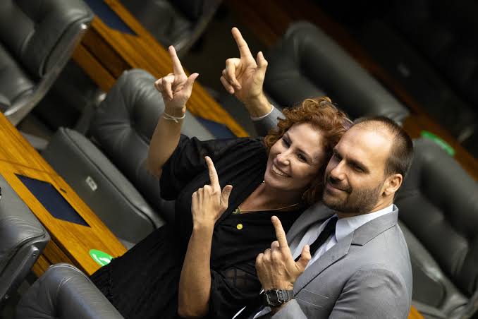 Carla Zambelli já foi presa na Itália.
Agora falta cassar o mandato e prender o Eduardo Bolsonaro nos EUA.