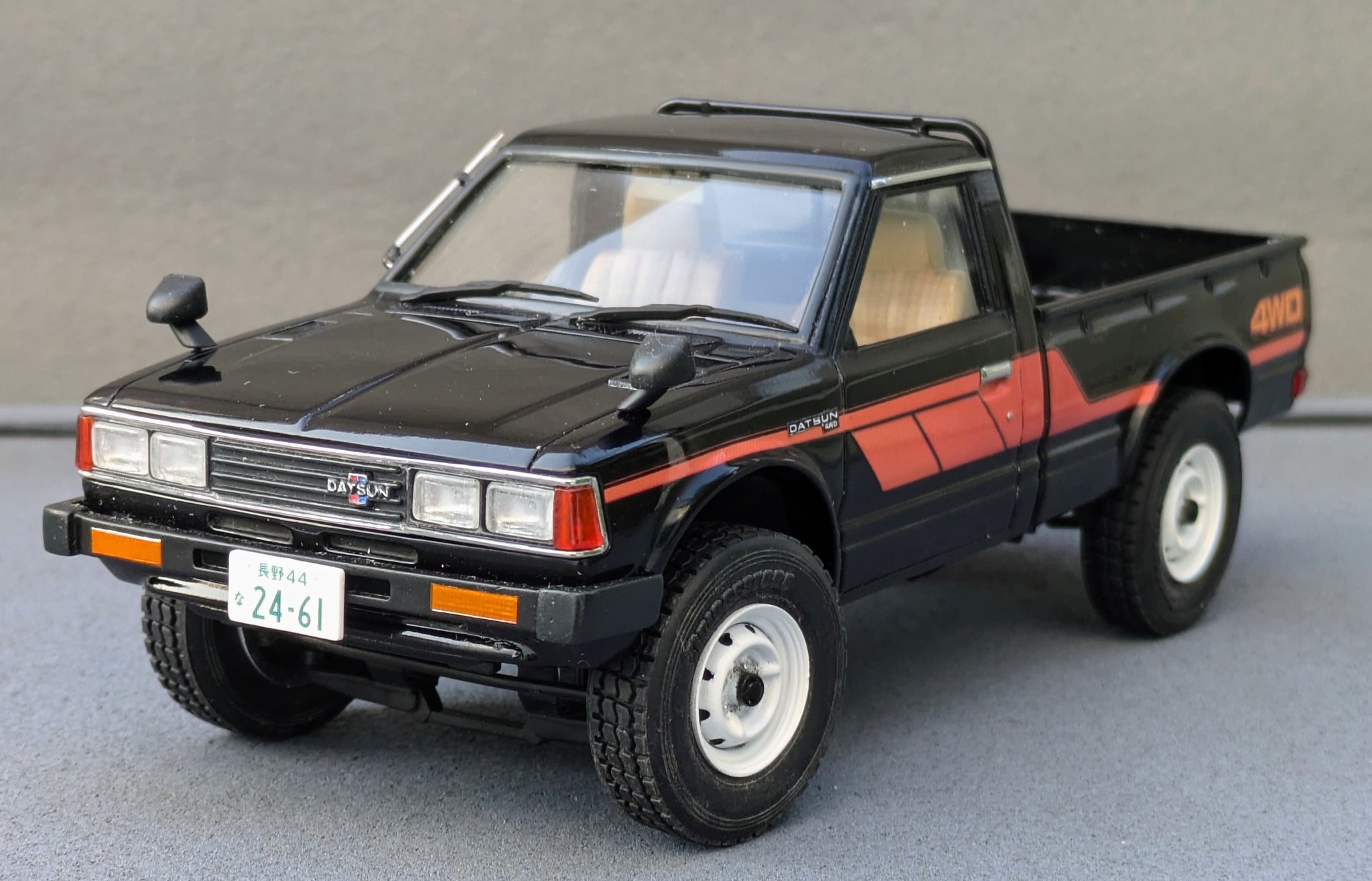 アオシマ　ダットサントラック　バルーンタイヤ　4WD   ウィンチ可動 Amazon | アオシマ ダットサントラック バルーンタイヤ 4WD