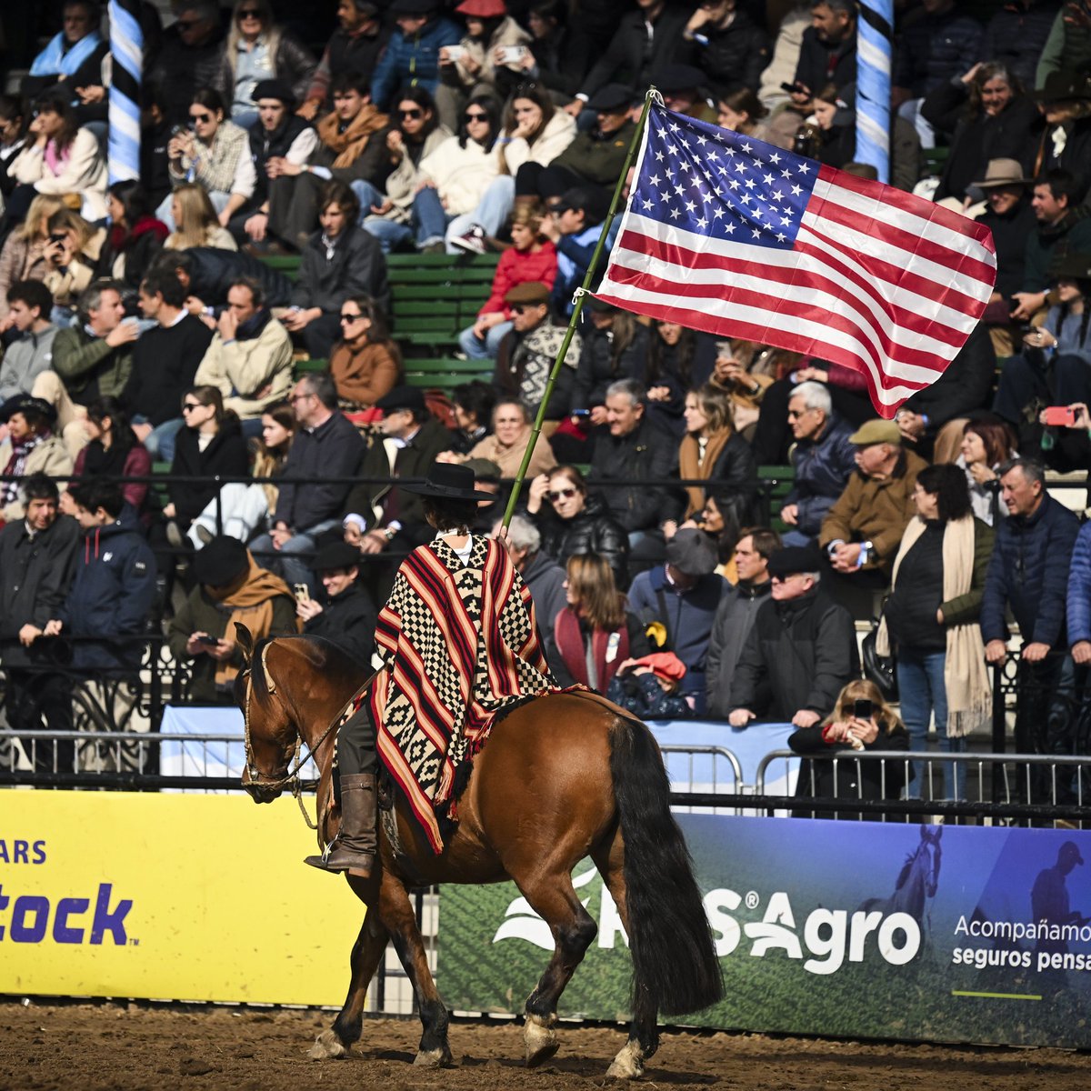 Les dejo por acá la foto de la polémica que saqué en la inauguración de la 137 Exposición Rural donde se vió desfilar a un gaucho con la bandera de EEUU.