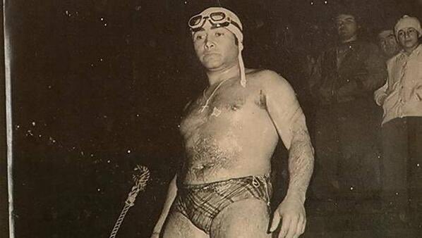 El 30 de julio del año 1982, el porteño Víctor "Tiburón" Contreras cruzó nadando el Canal de la Mancha en un tiempo de 12 horas con 2 minutos. 
Fue un gran deportista.