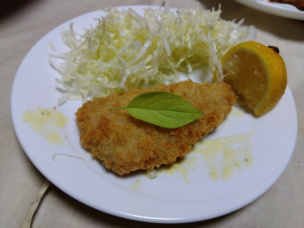 レモンバジルをフライト一緒に食べてみた。
1枚だけなので、フライの味の方が勝るけれど、ほんのり感じるアジアの風でした😆👍

#レモンバジル #家庭菜園 #ハーブ #無農薬