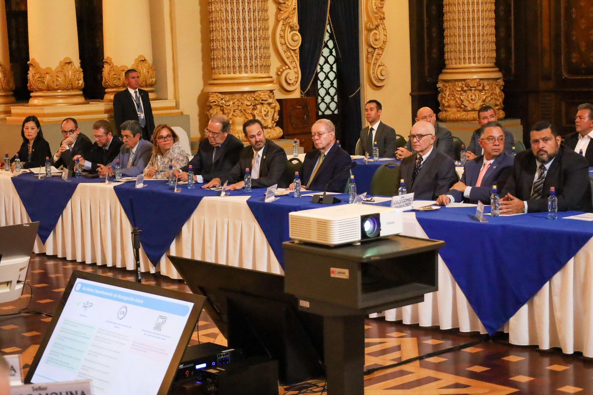 ✈️ Impulsamos el futuro de la aeronáutica en Guatemala
En la Mesa Interinstitucional Público-Privada de Alto Nivel para el Fortalecimiento de la Aeronáutica Civil, autoridades del CIV presentaron los avances del rescate del sistema aeronáutico nacional.