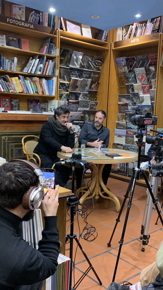 <a href="/GastonGiribet/">Gaston Giribet</a> y <a href="/joseedelstein/">Jose Edelstein</a> en una charla sobre Einstein, teoría general, agujeros negros y otras perlas.