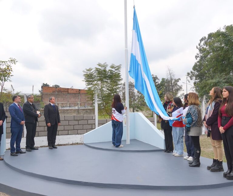 Inauguraron mástil, busto y un mural en la escuela secundaria Presidente Arturo Illia

sobretablas.ar/2025/07/29/ina…