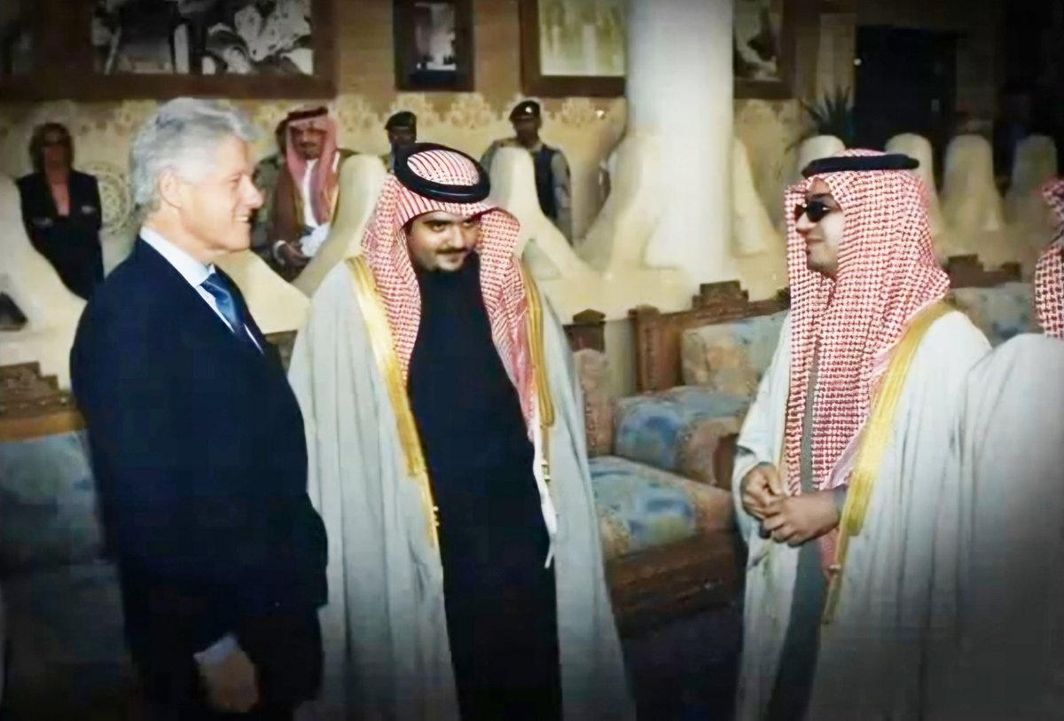 #عبدالعزيز_بن_فهد ❤️
"الأمير عبدالعزيز بن فهد حفظه الله مع الرئيس الأمريكي الأسبق بيل كلينتون."