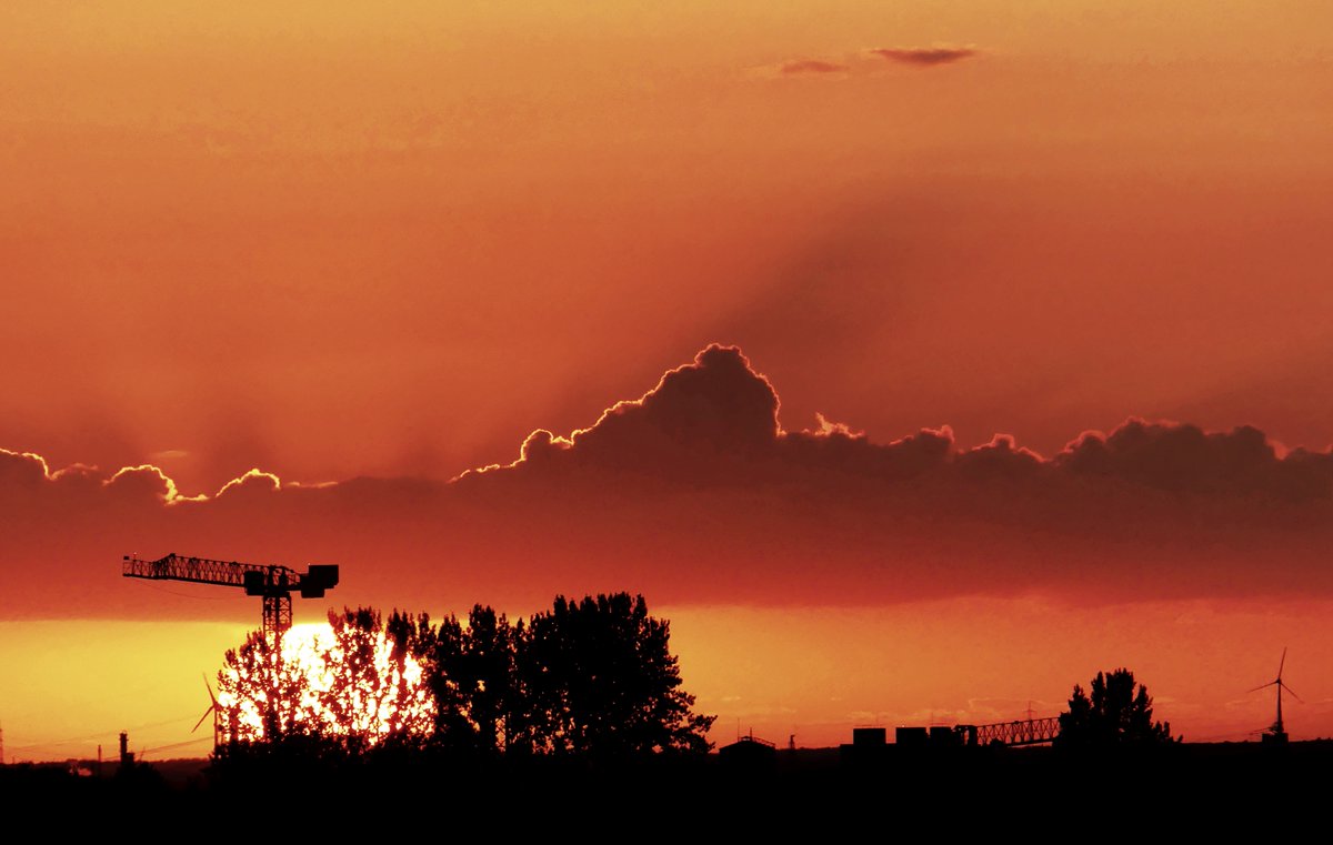 cosmos4u's tweet photo. Neat #CloudShadows during the 28 July #sunset in #Bochum, Germany - more near the bottom of the album https://t.co/DZ9tu2Ngxb https://t.co/GJeCHNYZK4