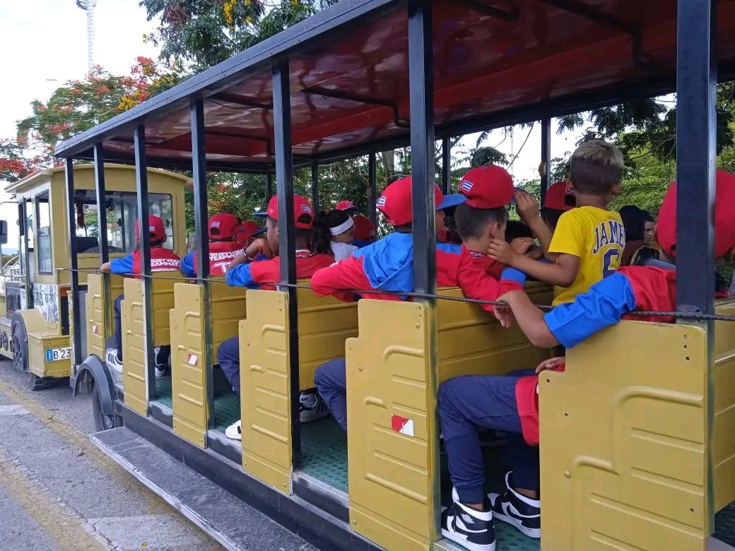 ¡Santa Clara celebra a sus campeones! ⚾️🎉 Nuestros jóvenes beisbolistas de la categoría 9-10 años, medallistas de bronce en la Serie Latinoamericana, son recibidos con una entusiasta caravana por las calles de la ciudad. ¡Orgullo santaclareño! #VillaClaraConTodos