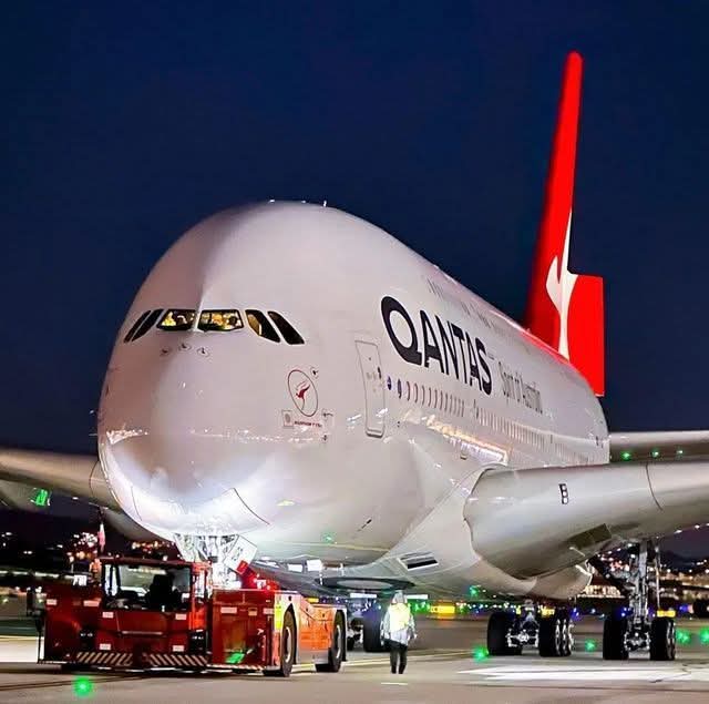 Muhamma35500598's tweet image. 📸 یہ پوسٹ اُن تمام انجینئرز کے نام،
جن کی محنت آسمان پر نظر نہیں آتی، مگر اُس کی حفاظت کرتی ہے۔

#AviationEngineering #QantasA380 #AircraftMaintenance #BehindTheFlight #AvGeek #ProjectSunrise #AirbusA380 #FlyingKangaroo #AviationHeroes