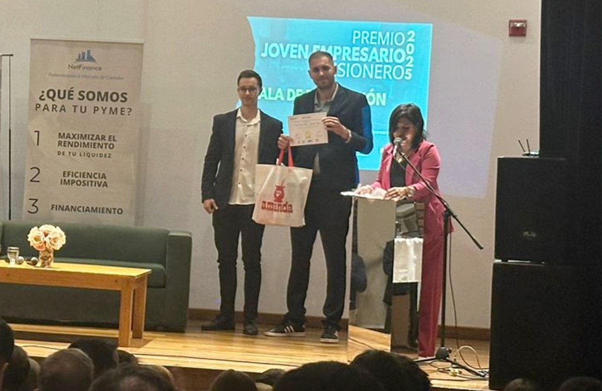 apicofom tweet media