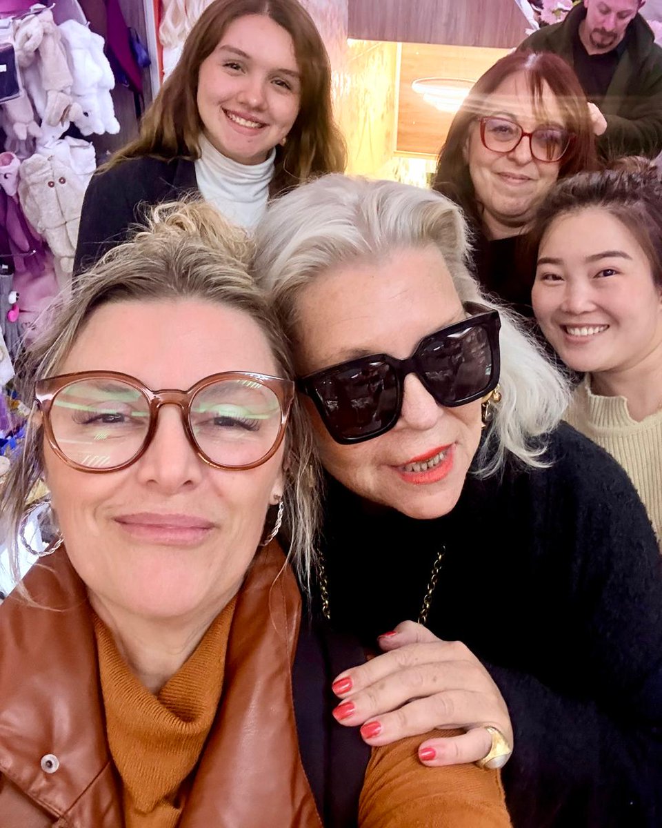 Mientras algunos negocian cargos Lilita y sus amigas pasean por el Barrio Chino y cenan un exquisito shawarma. Besos