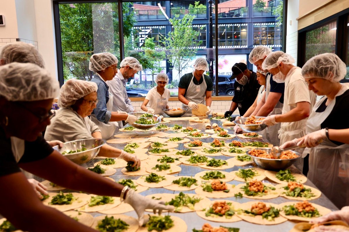 CMCharlesAllen's tweet photo. Great start to the evening at DC Central Kitchen! Thanks to everyone who showed up in Southwest tonight to help out!
#Ward6Week https://t.co/ZTR7AdlUiJ