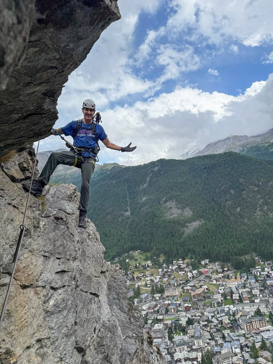 MrJoKeR604's tweet image. Justin Trudeau doing a little trolling?
Posing in front of the Matterhorn, we all remember when the elderly orange thought that was in Canada.
Then wearing a Late Show With Stephen Colbert t-shirt
🤣