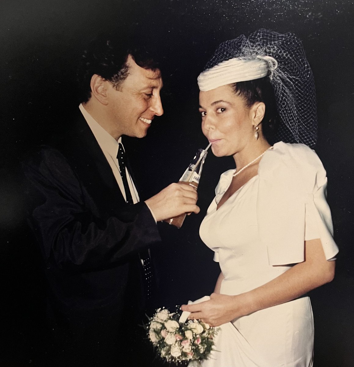 Quizás la felicidad esté en un puesto de panchos el dia de tu boda.