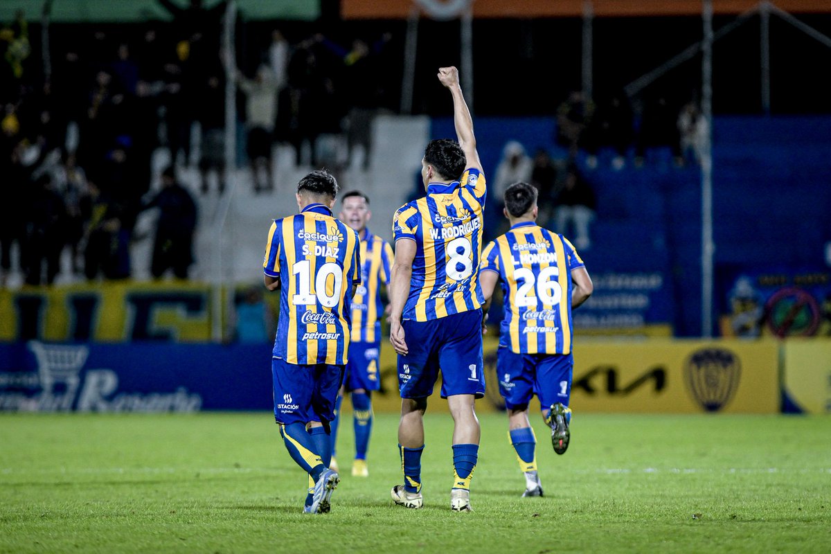 Se puede ganar o se puede perder, pero la ACTITUD del equipo se valora. 
En cada pelota se nota, ingresaron bien también los suplentes.
Luqueño es sin dudas uno de los mejores equipos del campeonato. No fueron 5 buenos partidos de casualidad.
ESTE ES EL CAMINO.