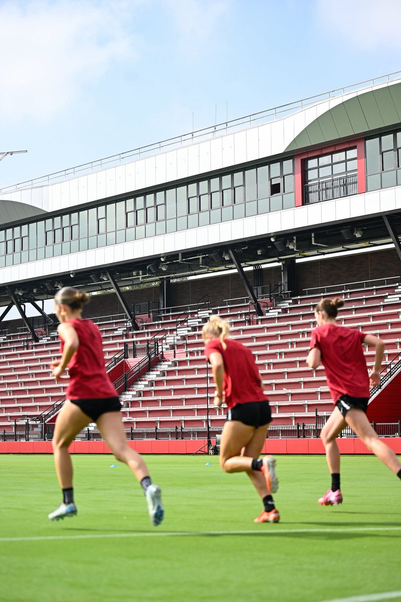 USC_WSoccer's tweet image. Some opening days just hit different 🤩✌️

We had our first ever training in Rawlinson Stadium this morning!

#FightOn x 𝐁𝐔𝐈𝐋𝐓 𝐓𝐎 𝑳𝑨𝐒𝐓