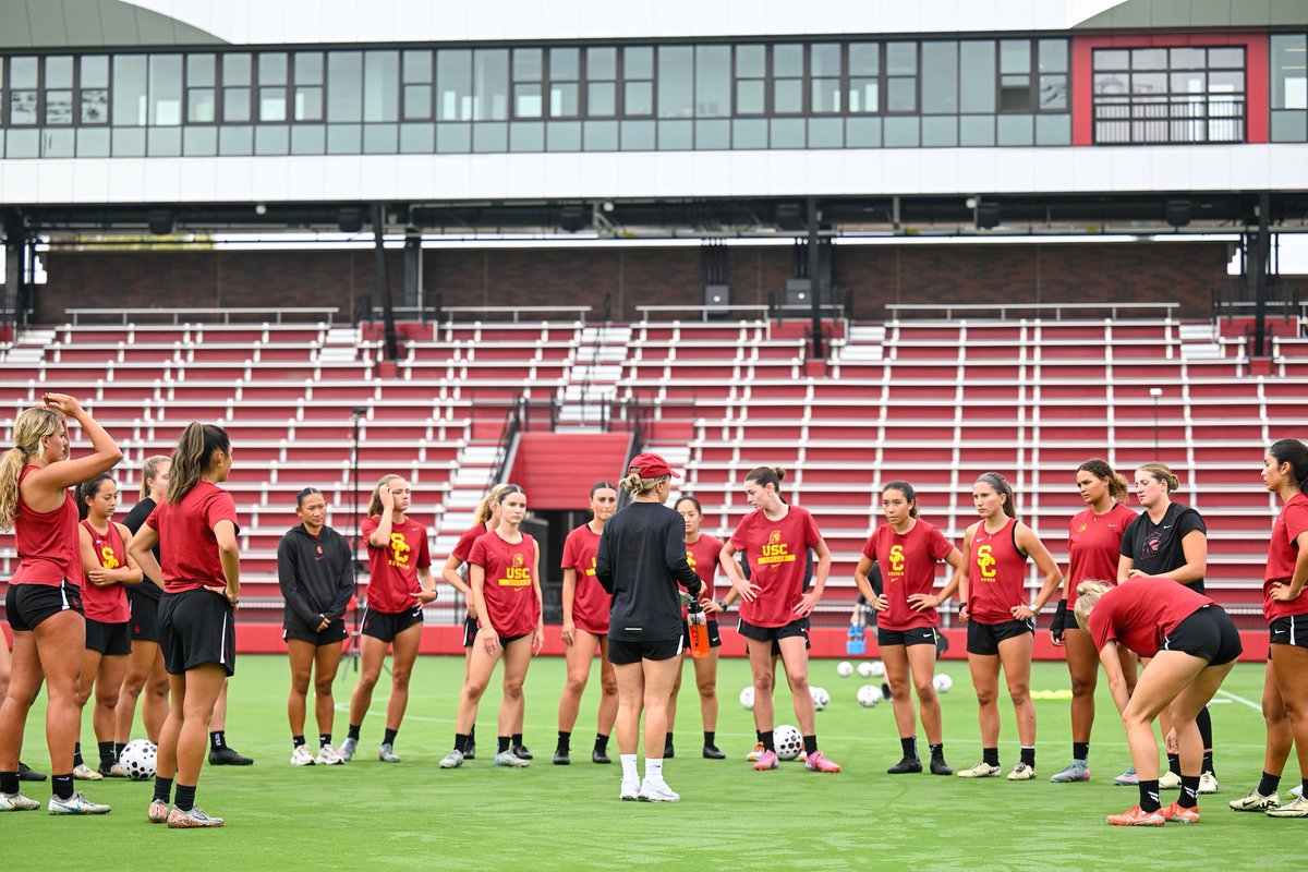 USC_WSoccer's tweet image. Some opening days just hit different 🤩✌️

We had our first ever training in Rawlinson Stadium this morning!

#FightOn x 𝐁𝐔𝐈𝐋𝐓 𝐓𝐎 𝑳𝑨𝐒𝐓