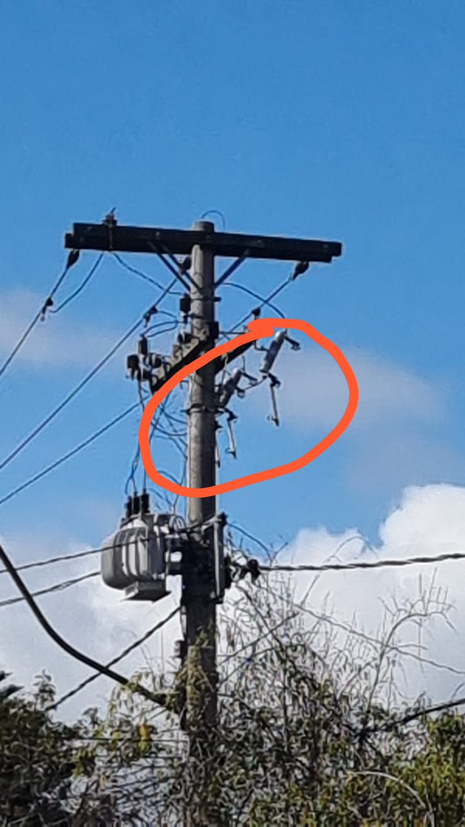 dqlopes's tweet photo. Alou @CEEE_Equatorial 
Vejam a situação aqui na Eng. Coelho Parreira em Ipanema Porto Alegre.
Já passaram várias equipes pela região e NINGUÉM sobe no poste pra religar os disjuntores!!!! 24h sem luz por ingerência das equipes terceirizadas por vocês. PROVIDÊNCIAS!!! https://t.co/rZZkTATA6S