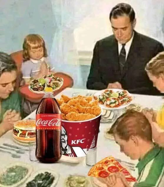 memefeos's tweet photo. Mi familia cuando no estoy https://t.co/3IA89RPf3Q
