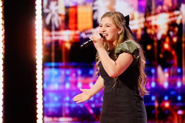 TalentRecap's tweet image. America&apos;s Got Talent returns tonight! Don&apos;t miss this amazing 13-year-old vocalist&apos;s performance of &quot;Defying Gravity&quot; from Wicked. Check out the early release! 🎤✨ #AGT #MusicalMagic talentrecap.com/13-year-old-si…