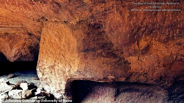 MarioNawfal's tweet image. 🇪🇬 “THIS IS FROM MOSES”? ANCIENT MINE INSCRIPTION SHAKES BIBLICAL HISTORY

A cryptic 3,800-year-old carving in an Egyptian mine may just have dropped the oldest mic in biblical archaeology.

Independent researcher Michael Bar-Ron claims one Proto-Sinaitic inscription reads “zot