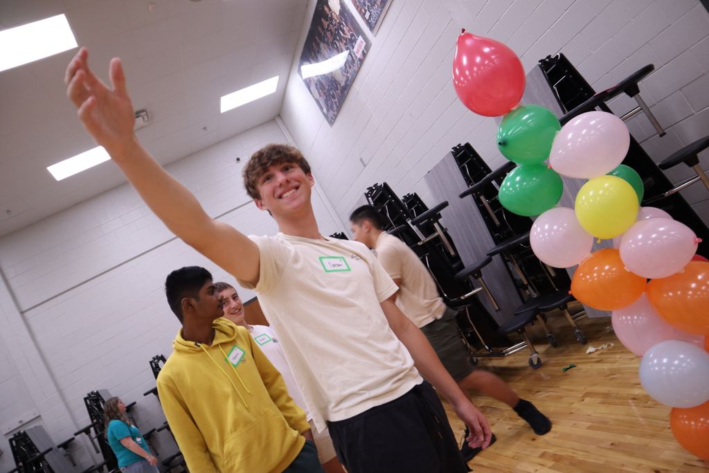 FWCommSchools's tweet photo. Today, sixth & ninth graders from around the district participated in #TransitionDay, where they had the opportunity to meet their teachers, try out lockers, navigate schedules and practice other daily routines in their new schools. Here are some photos of our #9thgraders (1/2) https://t.co/U4s2zxhSvK