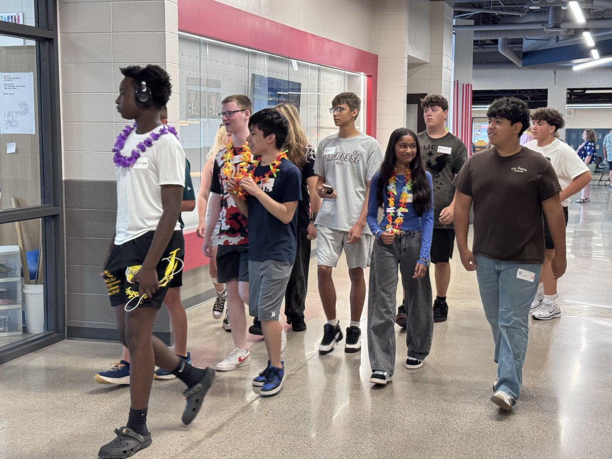 FWCommSchools's tweet photo. Today, sixth & ninth graders from around the district participated in #TransitionDay, where they had the opportunity to meet their teachers, try out lockers, navigate schedules and practice other daily routines in their new schools. Here are some photos of our #9thgraders (1/2) https://t.co/U4s2zxhSvK