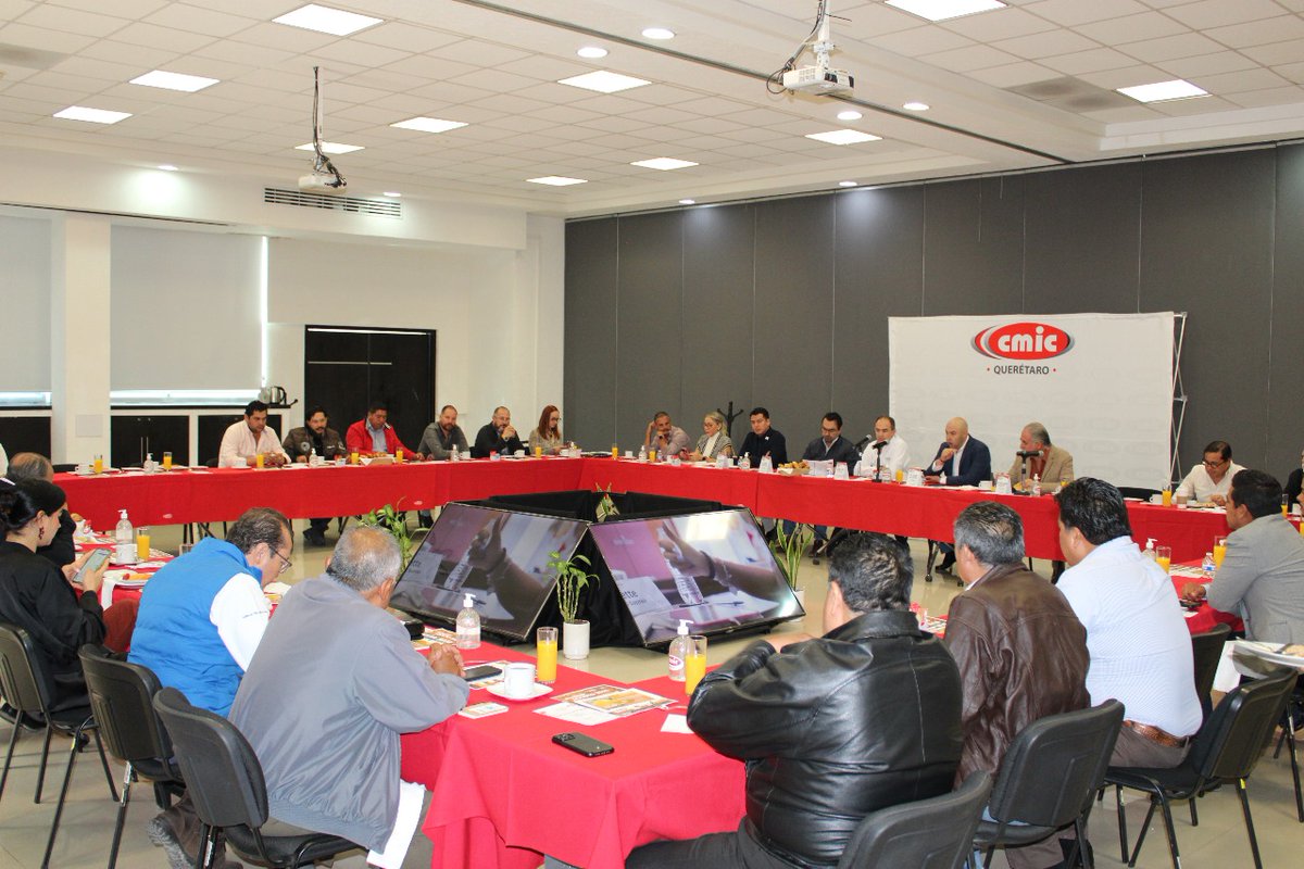 En reunión del XIX Comité Directivo de la #CMICQuerétaro, recibimos a representantes de @ConseQro, quienes presentaron el #PlanQuerétaro2050, enfocado en agua, energía y movilidad.

También se dio seguimiento a temas clave del gremio constructor.
#PlaneaciónEstratégica #CONSEQRO