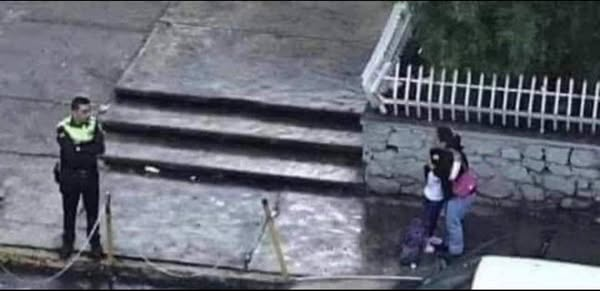 narcoblogger's tweet photo. Un oficial 👮‍♂️ se quedó al lado de una niña 👧 que había quedado sola cuando su escuela cerró, acompañándola con mucha paciencia y cariño hasta que estuvo segura. 

💛 En un tiempo donde las malas noticias parecen acapararlo todo, gestos como este nos recuerdan que aún existen corazones dispuestos a hacer el bien. 

¿No es increíble cómo un pequeño gesto puede marcar la diferencia? ❤️ ¡Gracias por tu humanidad, oficial! 🙌✨