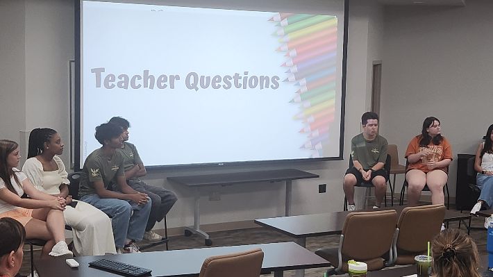 LebanonTrailHS's tweet photo. Our students gave our new teachers the 411 yesterday! They spoke much wisdom. We really do have the best students at LTHS! #LTHSLearns https://t.co/uhTNXP4UmZ